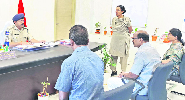 ప్రజావాణి ఫిర్యాదులు సత్వరం పరిష్కరించాలి 1