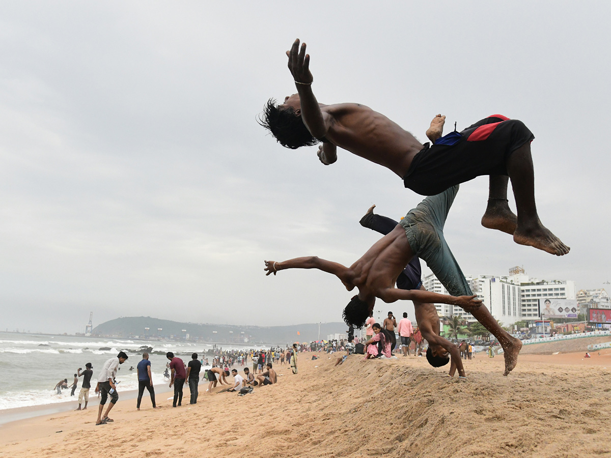 People Enjoying At RK Beach In Visakhapatnam: Photos10