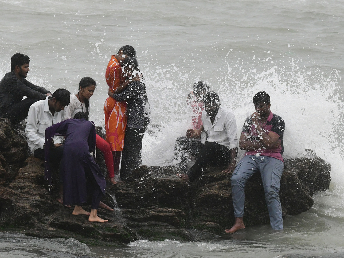 People Enjoying At RK Beach In Visakhapatnam: Photos13