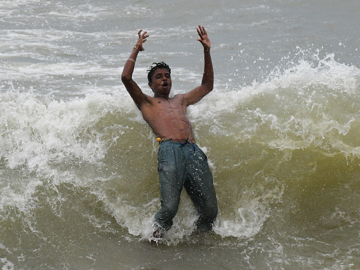 People Enjoying At RK Beach In Visakhapatnam: Photos2