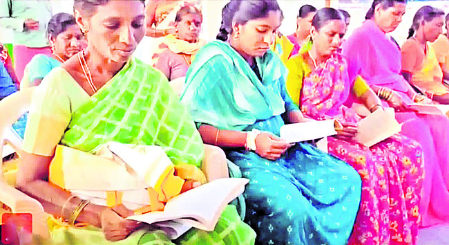 పుస్తకాలు చదువుతున్న మహిళలు1