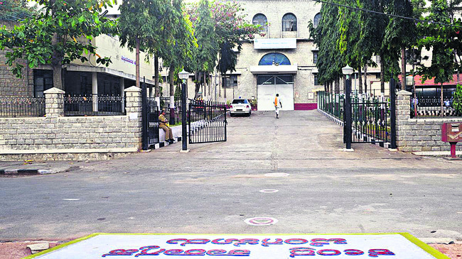 చెరసాలలో ఉగ్రవాదులతో కుమ్మక్కు1