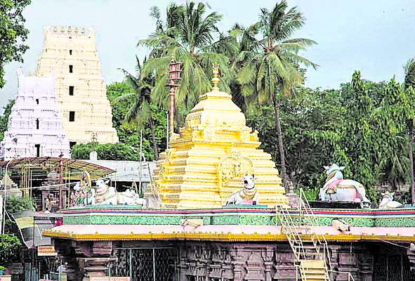 ● శ్రీశైలంలో భక్తులకు భారమైన వసతి గదుల అద్దె ● ఇబ్బందుల1