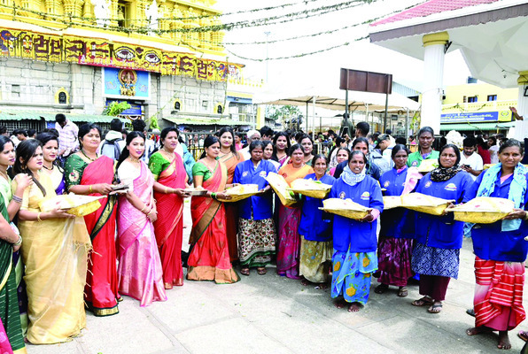 ఎమ్మెల్యేపై భార్య, కూతురు ఫిర్యాదు 1