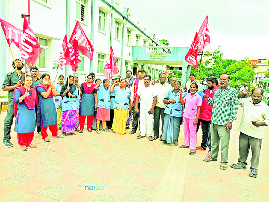 కార్మికులు కలిసి కట్టుగా పోరాటం చేయాలి1