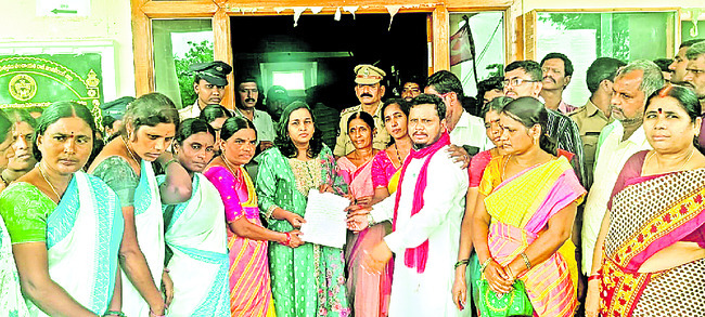 కార్మికులు కలిసి కట్టుగా పోరాటం చేయాలి2