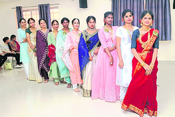 ప్రతిభ చాటిన విద్యార్థినులు 1