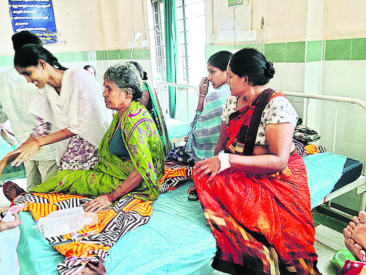 ఒక్కో బెడ్పై ఇద్దరు రోగులకు వైద్యం 1