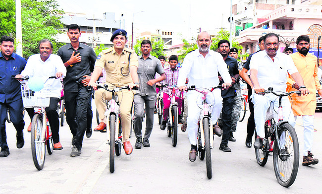 అట్టహాసంగా సైకిళ్ల పంపిణీ1