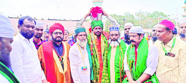కోలాహలంగా.. 1