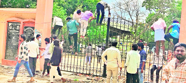 పోలీసుల ఓవర్‌యాక్షన్‌! 1