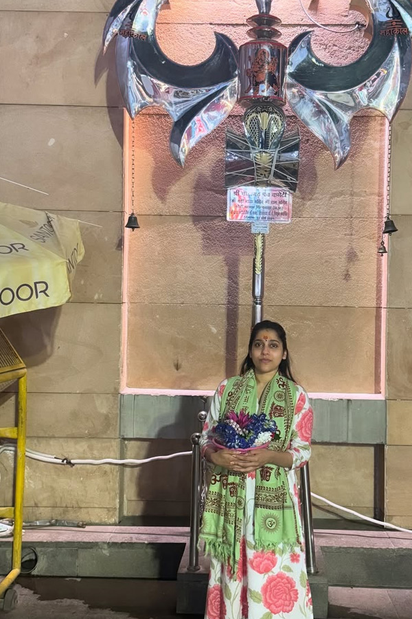 Anchor Rashmi Gautham performs special pujas in Kashi Photos4