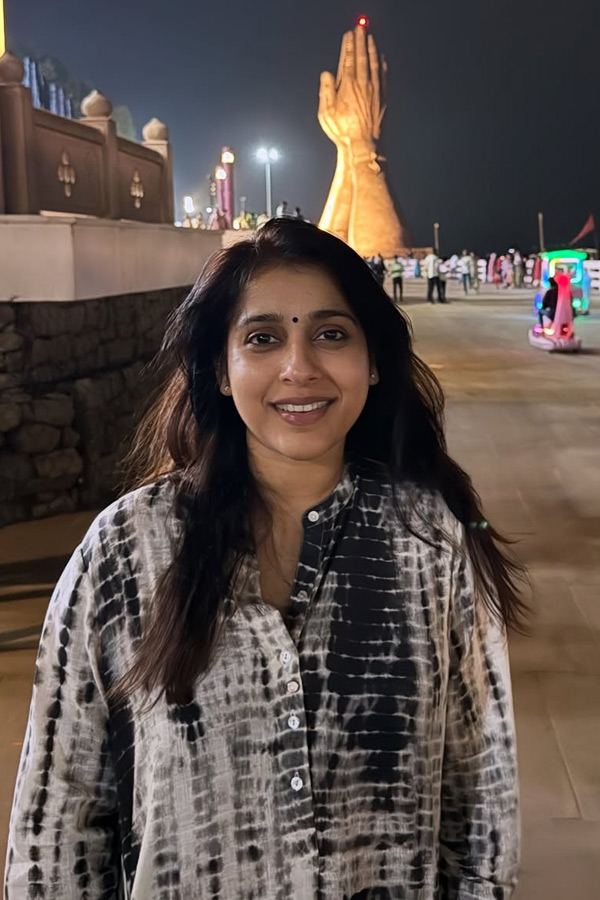 Anchor Rashmi Gautham performs special pujas in Kashi Photos7