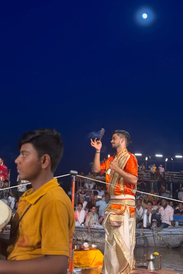 Anchor Rashmi Gautham performs special pujas in Kashi Photos9