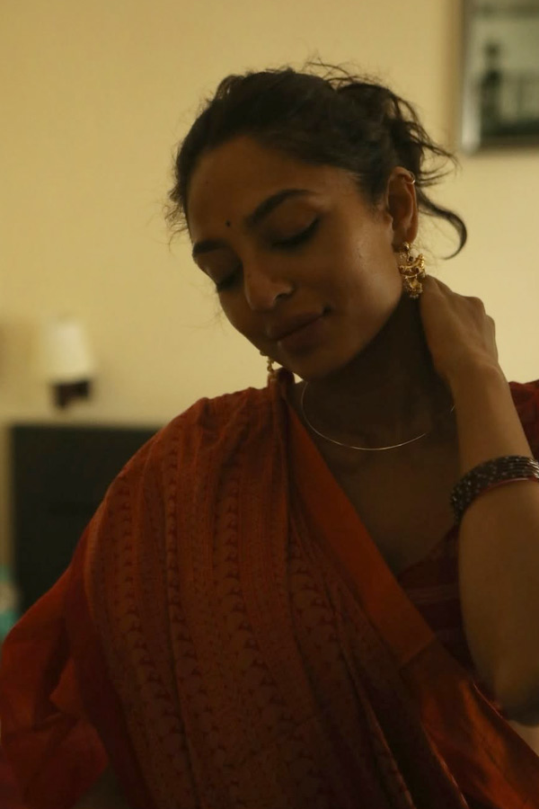 Sobhita Dhulipala looks stunning in a traditional saree look Photos2