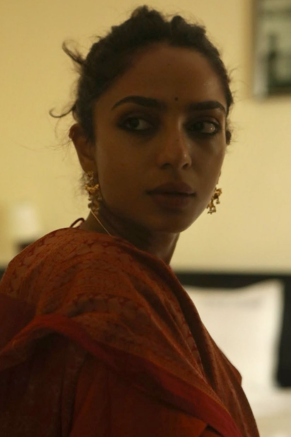 Sobhita Dhulipala looks stunning in a traditional saree look Photos4