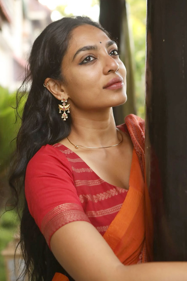 Sobhita Dhulipala looks stunning in a traditional saree look Photos8