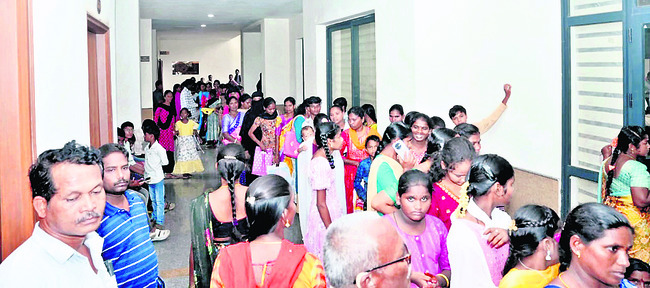 ఆధార్ సవరణకు పోటెత్తారు..1