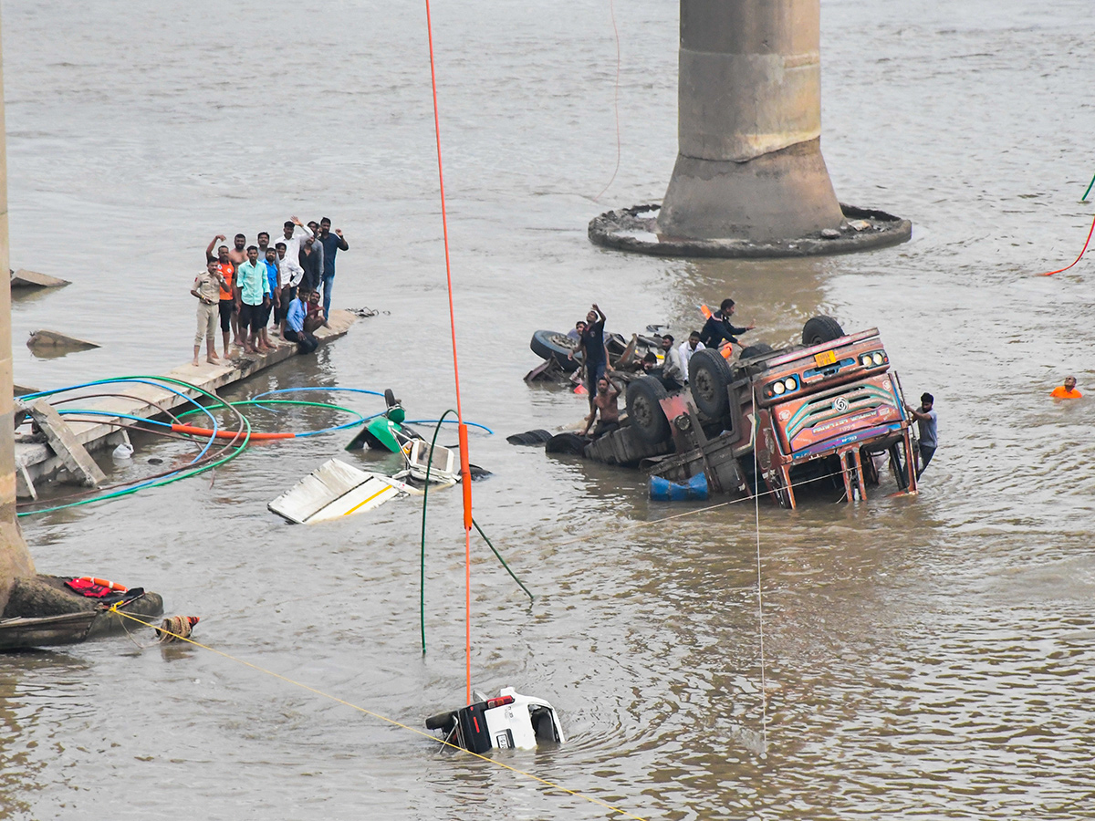 river following the collapse of a portion of a bridge in Mujpur near Vadodara 10