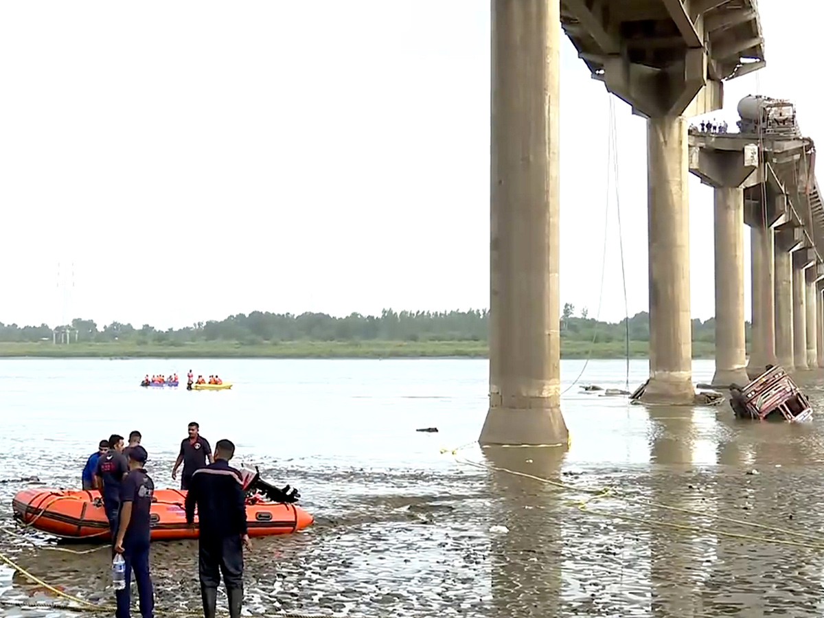 river following the collapse of a portion of a bridge in Mujpur near Vadodara 12