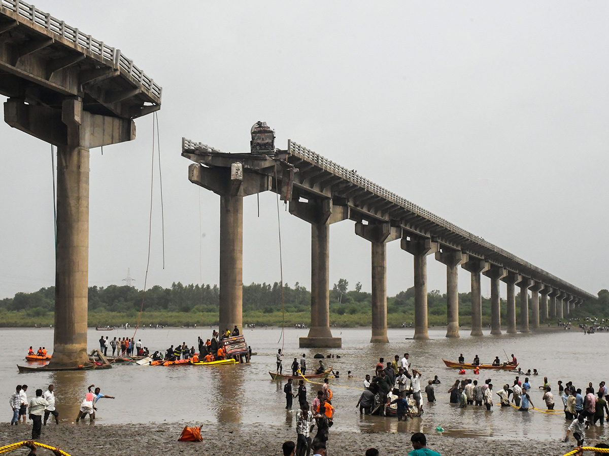 river following the collapse of a portion of a bridge in Mujpur near Vadodara 14