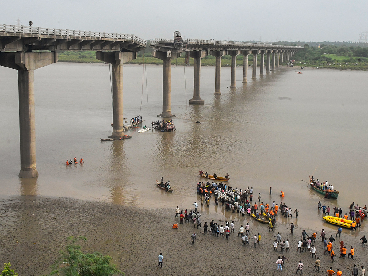 river following the collapse of a portion of a bridge in Mujpur near Vadodara 17
