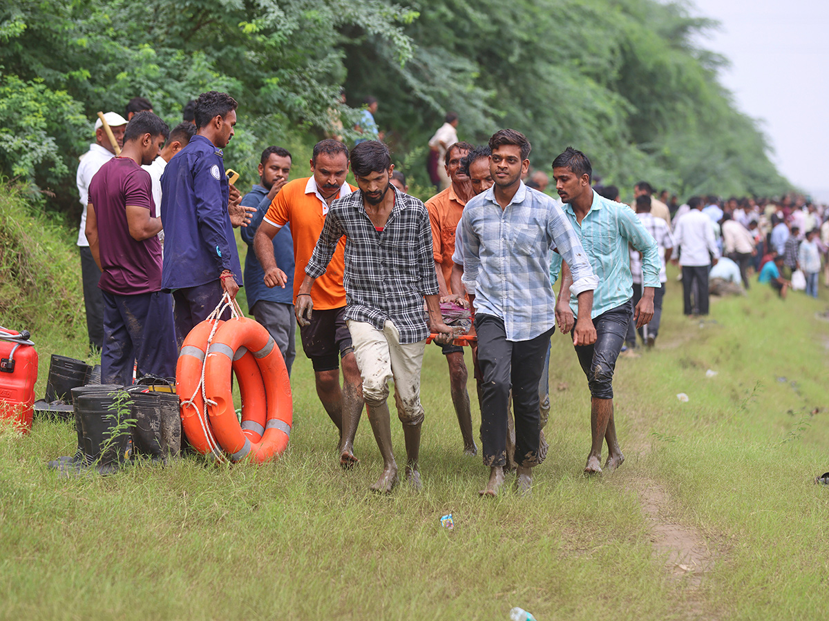 river following the collapse of a portion of a bridge in Mujpur near Vadodara 20