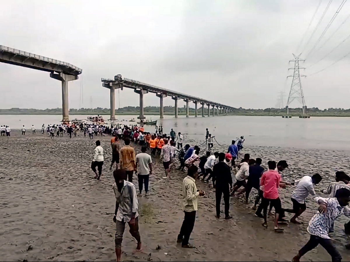 river following the collapse of a portion of a bridge in Mujpur near Vadodara 6