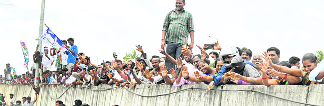 బంగారుపాళెంలో జన సునామీ 
2