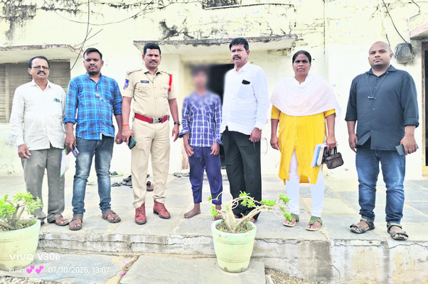 బాలలను పనిలో పెట్టుకోవద్దు 
1