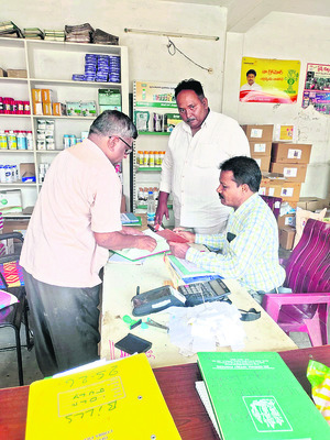 ఎరువుల దకాణాల్లో తనిఖీలు1