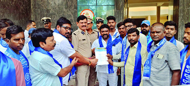 కుల దూషణ కేసుకు భయపడి యువకుడు ఆత్మహత్య 2