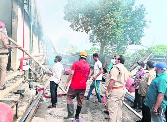 పరుపుల పరిశ్రమలో భారీ అగ్ని ప్రమాదం 1