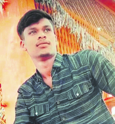 రెండు ద్విచక్ర వాహనాలు ఢీ.. 1