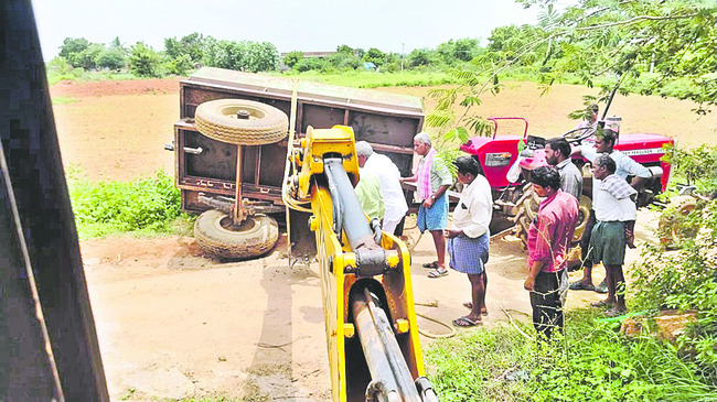 ట్రాక్టర్ బోల్తా 1