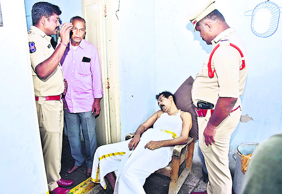 ఒకరి వెంట ఒకరు1