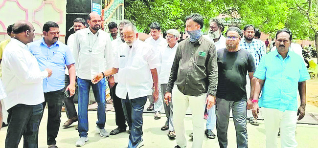 అండగా ఉంటాం..అధైర్యపడొద్దు 1