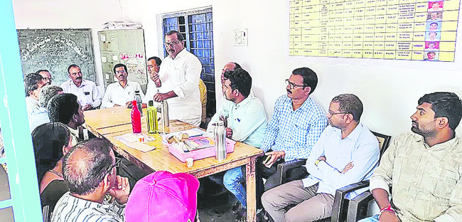 భూములాక్కోవడం దారుణం
1