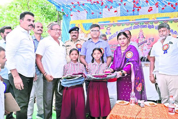 ఆదర్శ గ్రామంగా తీర్చిదిద్దేందుకు కృషి1