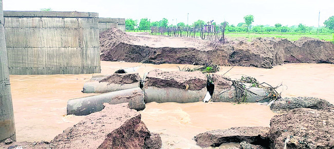 వాన జోరు.. వరద హోరు!1