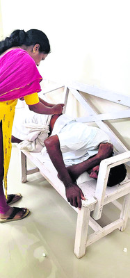 పిచ్చికుక్కల దాడిలో 12 మందికి గాయాలు
1