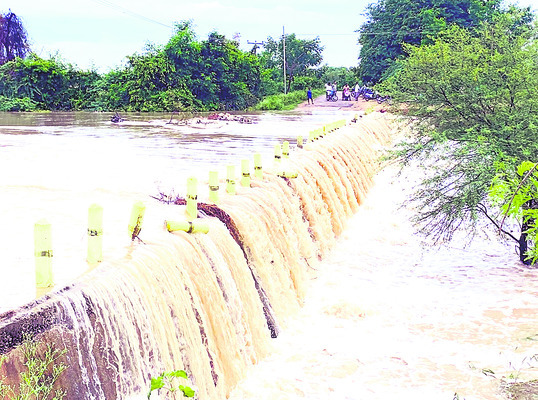 వరదొస్తే.. రాకపోకలు బంద్ 1