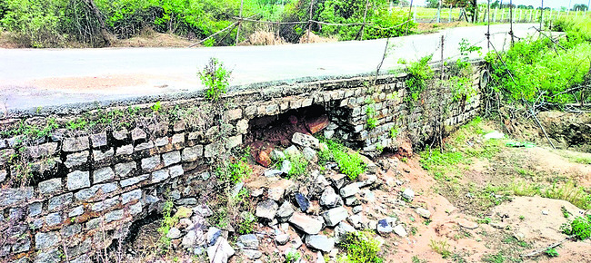 వరదొస్తే.. రాకపోకలు బంద్ 2