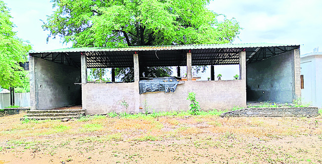 అసంపూర్తిగా డార్మెటరీ భవనాలు1