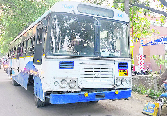 బస్టాండ్లలో భద్రతేది..?1