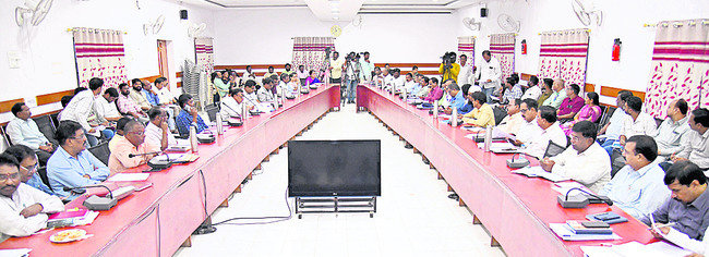 ● పలుశాఖల అధికారుల తీరుపై ఎంపీ, ఎమ్మెల్యేల ఆగ్రహం ● పార2