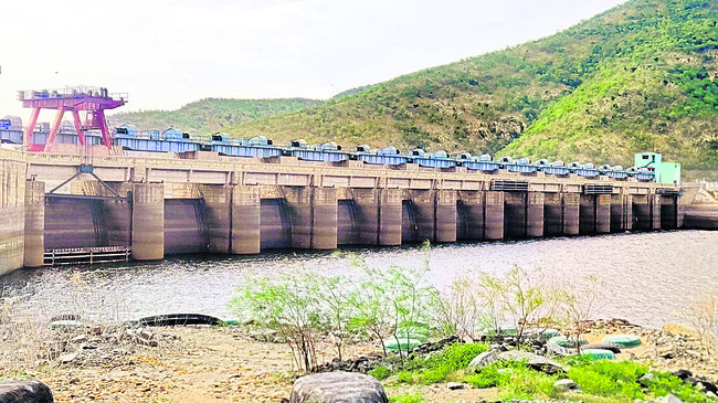 జలాశయానికి  వరద ప్రవాహం 
1