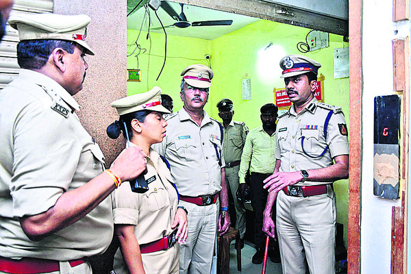 గన్‌తో బెదిరించి నగల దోపిడీ1