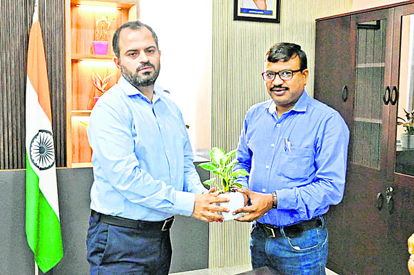 కలెక్టర్ను కలిసిన డీసీఎస్ఓ
1