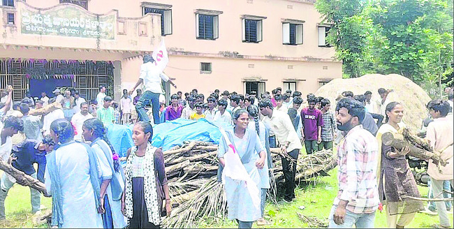 కాశీబుగ్గలో ఎస్పీ గ్రీవెన్స్ 2
